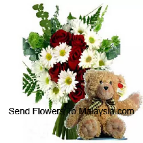 Ramo de rosas vermelhas e gerberas brancas junto com um fofo urso de pelúcia marrom de 12 polegadas de altura