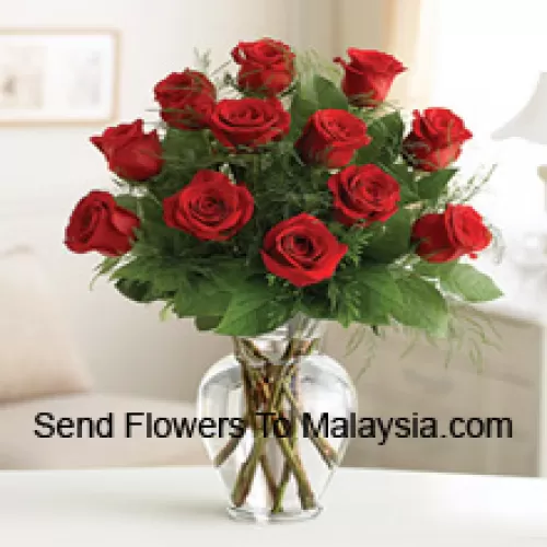 12 Rosas Vermelhas com Algumas Samambaias em um Vaso de Vidro