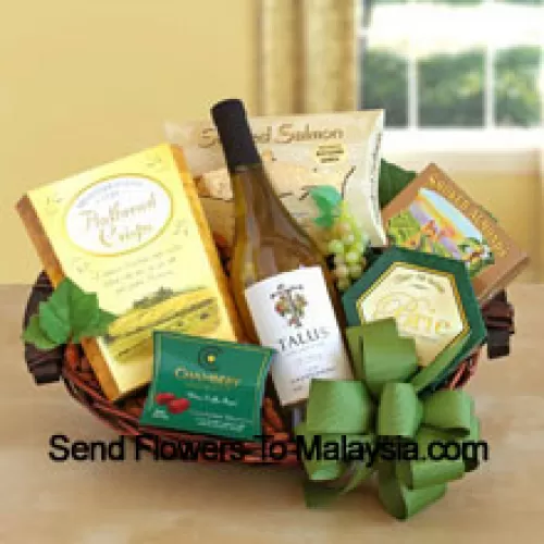 Ce panier-cadeau comprend un délicieux vin blanc californien accompagné d'un assortiment de snacks gastronomiques. Les snacks gastronomiques comprennent: des craquelins plats, du saumon fumé, du fromage, des amandes fumées et des truffes au chocolat. (Le contenu du panier, y compris le vin, peut varier en fonction de la saison et du lieu de livraison. En cas de non disponibilité d'un certain produit, nous le substituerons par un produit de valeur égale ou supérieure)