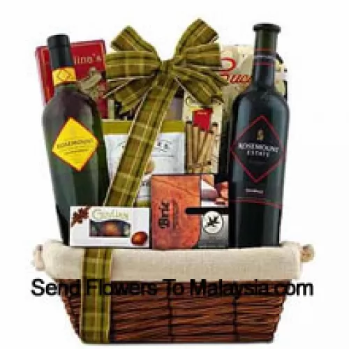 Deze geschenkmand bevat Rosemount Estate Black Diamond Label Shiraz Rode Wijn, Rosemount Estate Chardonnay Witte Wijn, Brie kaasdip, Crackers met drie pepers, Olijfolie cucina chips, Guylian Belgische chocoladeschelpen, Angelina's zoete boterkoekjes, Dolcetto gevulde wafelrol en Feridies extra grote gourmet Virginia pinda's. (De inhoud van de mand inclusief wijn kan variëren per seizoen en bezorglocatie. In geval van onbeschikbaarheid van een bepaald product zullen we dit vervangen door een product van gelijke of hogere waarde)