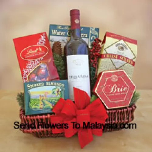 Deze prachtige geschenkmand bevat een fles Californische cabernet sauvignon, hartige gerookte amandelen, kaas, water crackers, knapperige kaasstengels en Lindt chocolade truffels. (Inhoud van de mand inclusief wijn kan variëren per seizoen en bezorglocatie. In geval van onbeschikbaarheid van een bepaald product zullen we het vervangen door een product van gelijke of hogere waarde)