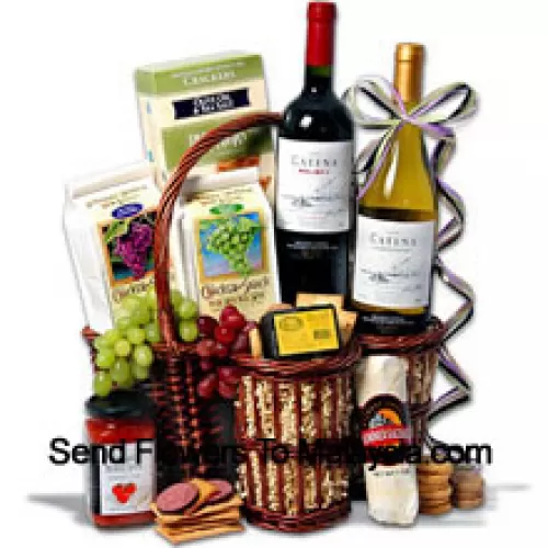 Ce panier-cadeau de la fête des pères comprend Catena Malbec Mendoza - 750 ml, Catena Chardonnay Mendoza - 750 ml, Hors Doeuvre Deli Style Crackers de Partners, Fromage fumé à l'hickory et à l'érable de Sugarbush Farm, Saucisse d'été emballée par le Sparrer Sausage Co, Bruschetta à la tomate par Elki, Biscuit au vin blanc par American Vintage et Biscuit au vin rouge par American Vintage. (Le contenu du panier, y compris le vin, peut varier en fonction de la saison et du lieu de livraison. En cas de non disponibilité d'un certain produit, nous le substituerons par un produit de valeur égale ou supérieure)