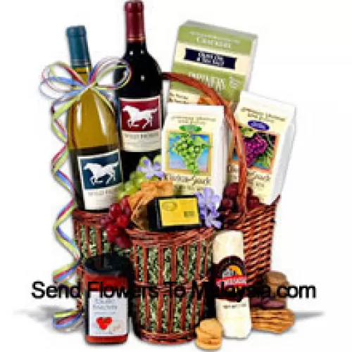 Questo cesto regalo include Wild Horse - Cabernet Sauvignon - 750 ml, Wild Horse - Chardonnay - 750 ml, Hors Doeuvre Deli Style Crackers di Partners, Formaggio affumicato Hickory & Maple di Sugarbush Farm, Salame estivo avvolto dal macellaio di Sparrer Sausage Co, Bruschetta al pomodoro di Elki, Biscotto al vino rosso di American Vintage e Biscotto al vino bianco di American Vintage. (Il contenuto del cesto, incluso il vino, può variare a seconda della stagione e della località di consegna. In caso di indisponibilità di un certo prodotto, lo sostituiremo con un prodotto di valore uguale o superiore)