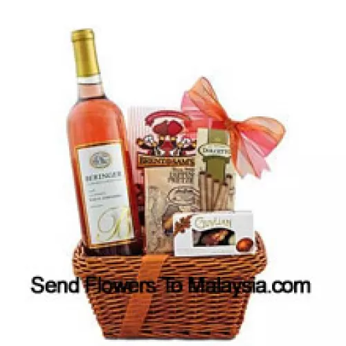 Esta cesta de regalo incluye vino blanco Beringer White Zinfandel Blush, bombones de chocolate belga Guylian, rollos de barquillo rellenos de Dolcetto, galletas de chispas de chocolate y frambuesa de Brent & Sam's y pretzels de trigo con miel de East Shore Specialty. (El contenido de la cesta, incluido el vino, puede variar según la temporada y la ubicación de entrega. En caso de falta de algún producto, lo sustituiremos por otro de igual o mayor valor)