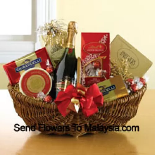 Esta cesta de regalo incluye vino espumoso Domaine Ste. Michele, surtido de trufas de chocolate, 2 barras de chocolate clásico Ghirardelli, galletas de sésamo tostado, queso gourmet y mezcla de frutos secos salados. (El contenido de la cesta, incluido el vino, puede variar según la temporada y la ubicación de entrega. En caso de indisponibilidad de algún producto, lo sustituiremos por un producto de igual o mayor valor)